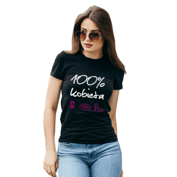 Czarny t-shirt z nadrukiem 100% kobieta - zdjęcie modelki